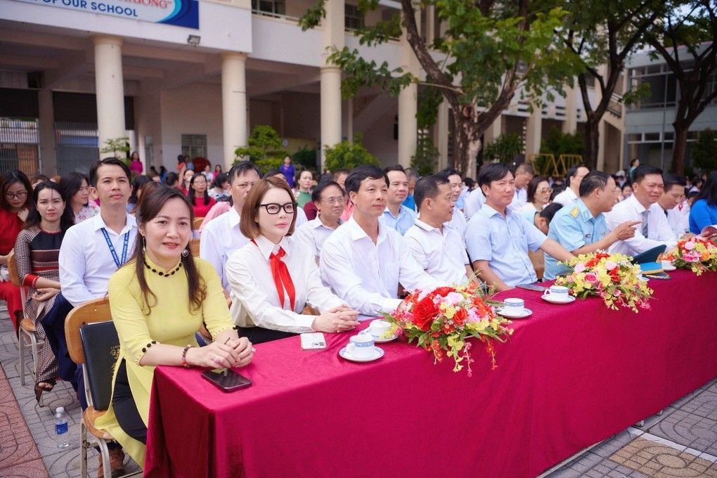 xhinh-anh-ly-nha-ky-deo-khan-quang-do-tham-truong-cu-tang-hoc-bong-cac-em-hoc-sinh-20240530113742.jpg,qrt=20240530113743.pagespeed.ic.FlzQUWCOPb.webp