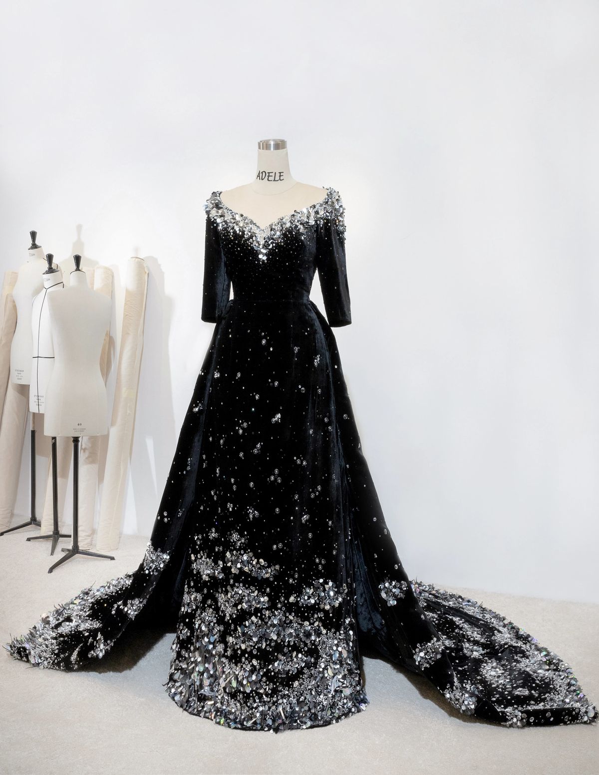 image?url=https%3A%2F%2Fwww.datocms-assets.com%2F56778%2F1723504809-dress.jpg%3Fauto%3Dformat%252Ccompress%26cs%3Dsrgb&w=3840&q=75