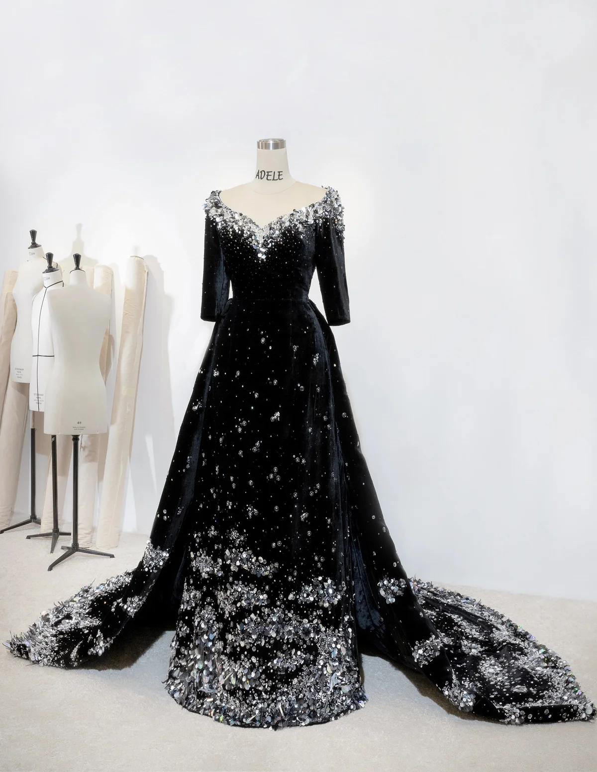 image?url=https%3A%2F%2Fwww.datocms-assets.com%2F56778%2F1723504809-dress.jpg%3Fauto%3Dformat%252Ccompress%26cs%3Dsrgb&w=3840&q=75