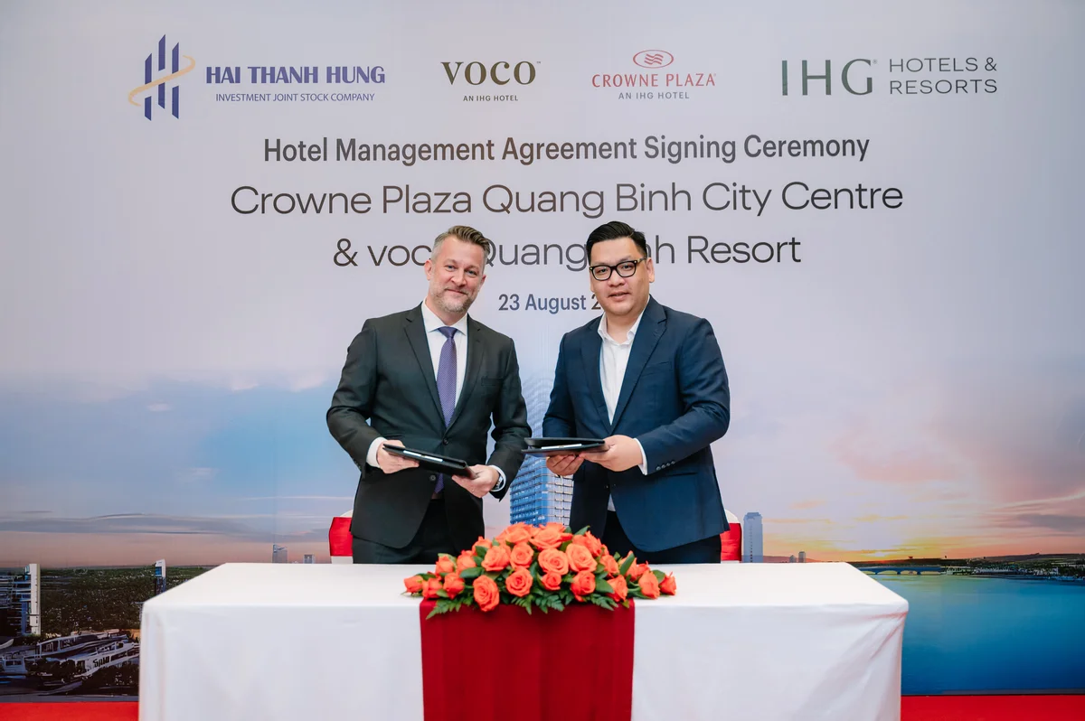 20240826141349-12ong-chris-anklin-giam-doc-cao-cap-khoi-phat-trien-cua-ihg-va-ong-hoang-tien-thang-tong-giam-doc-cong-ty-co-phan-dau-tu-hai-thanh-hung-va-cong-ty-tnhh-dau-tu-va-xay-dung-hoang-gia-viet-nam.jpg