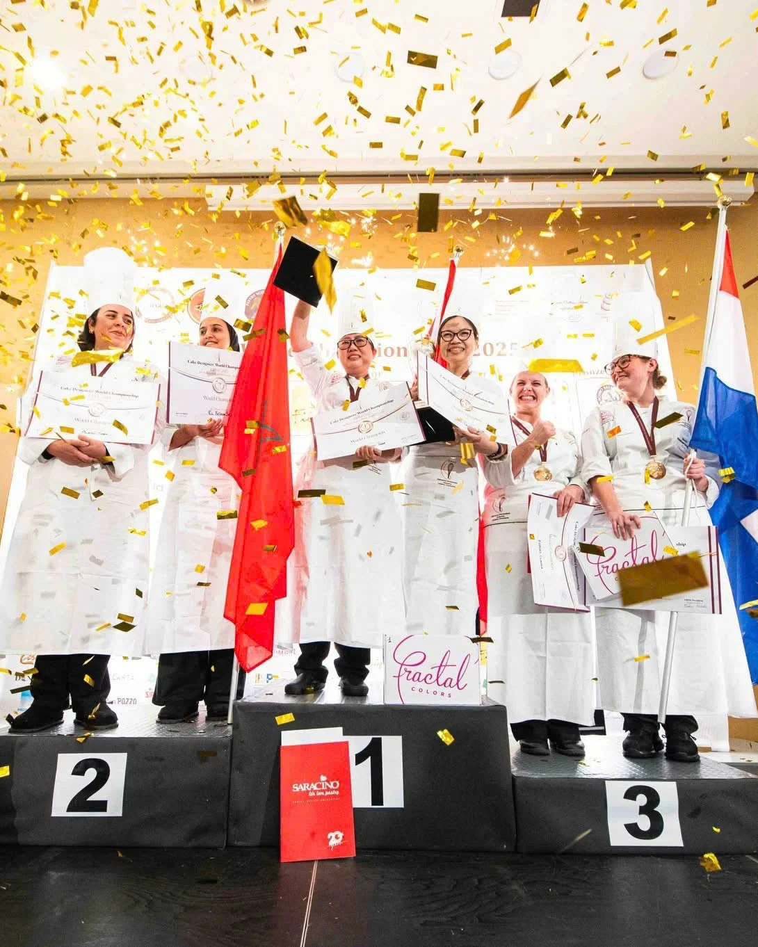 chi-lam-ngoc-tran-dung-giua-vo-oa-cam-xuc-hanh-phuc-gio-cao-cup-khi-duoc-trao-giai-vo-dich-lam-banh-the-gioi--17636524672891850727200.jpg