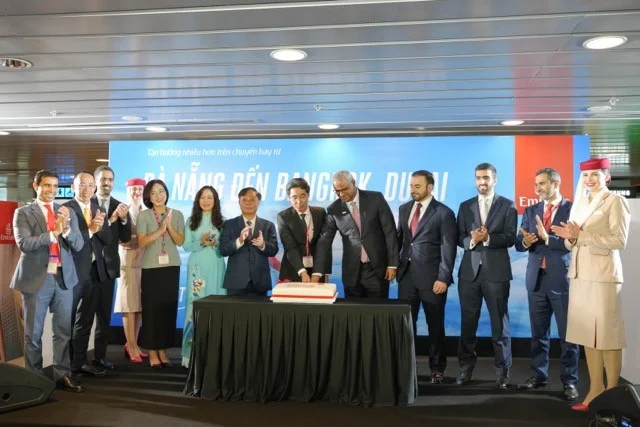 cac-khach-moi-cat-banh-ki-niem-chuyen-bay-dau-tien-toi-da-nang-cua-emirates-trung-binh-1748918263.jpeg