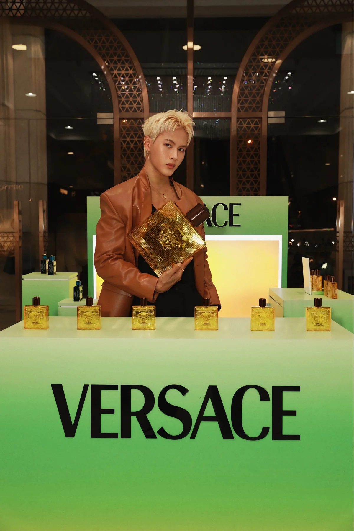 versace-eros-energy--su-bung-no-cua-dam-me-va-nang-luong_685eacd237183.jpg