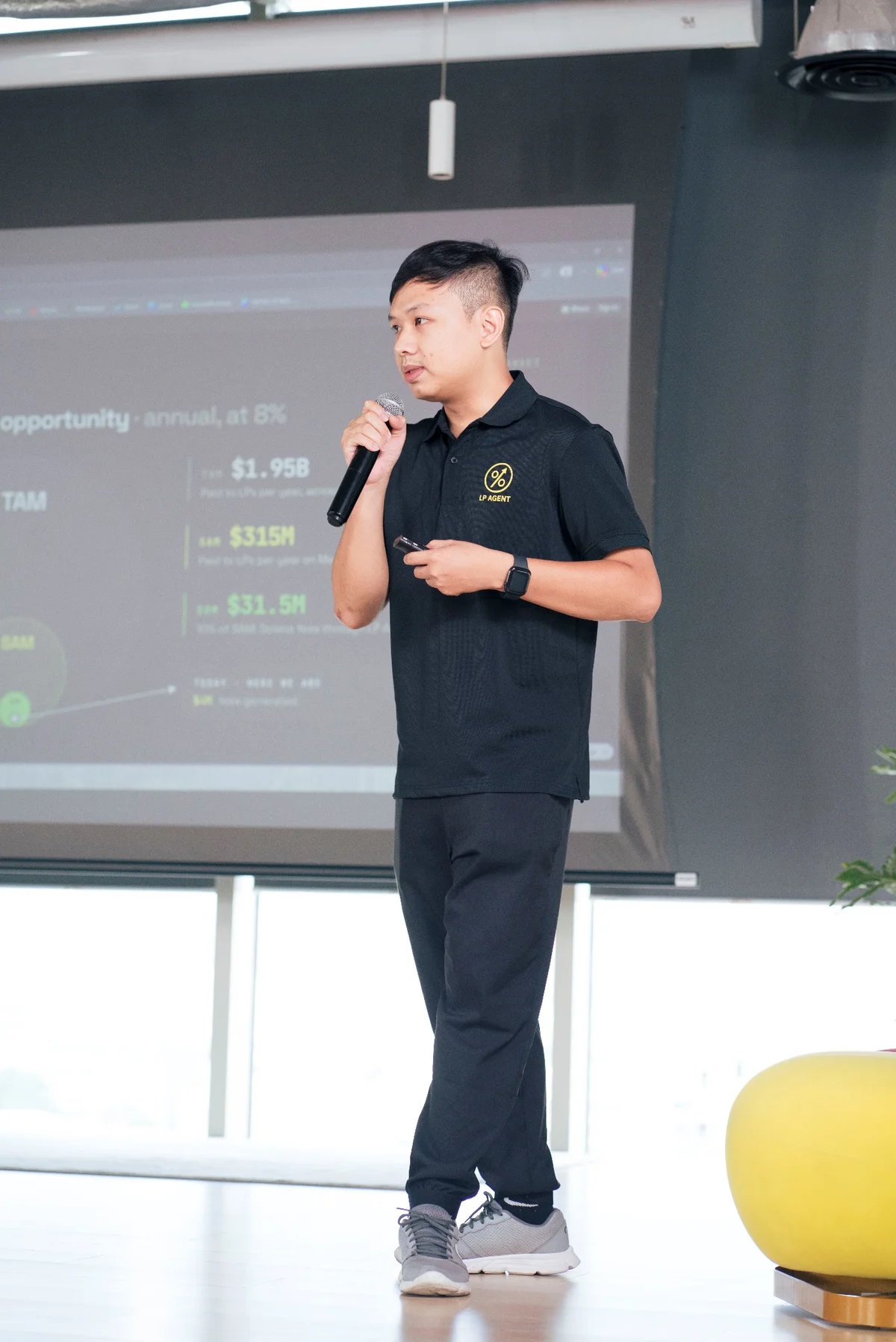 Đại diện một dự án trình bày sản phẩm tại Demo Day; mỗi đội trải qua phần pitching và hỏi đáp để nhận phản biện về sản phẩm, khả năng thực thi và định hướng tăng trưởng.