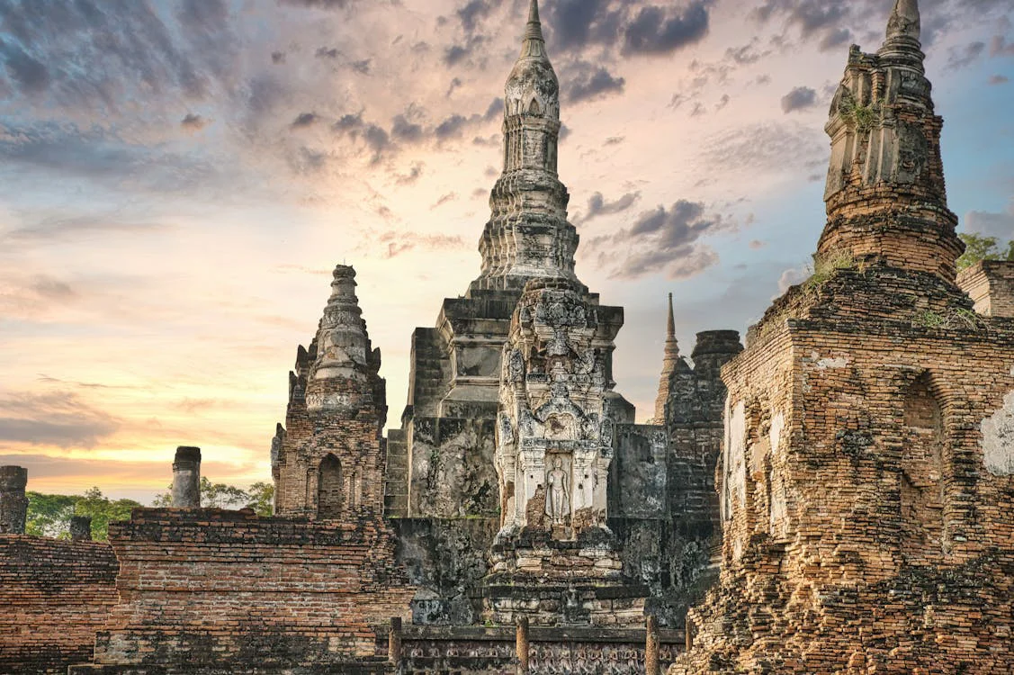 Sukhothai lưu giữ dấu tích cố đô cùng gần 200 đền, chùa cổ, nơi những bảo tháp hình búp sen phản chiếu trên mặt hồ tạo nên một nhịp di sản thanh bình.
