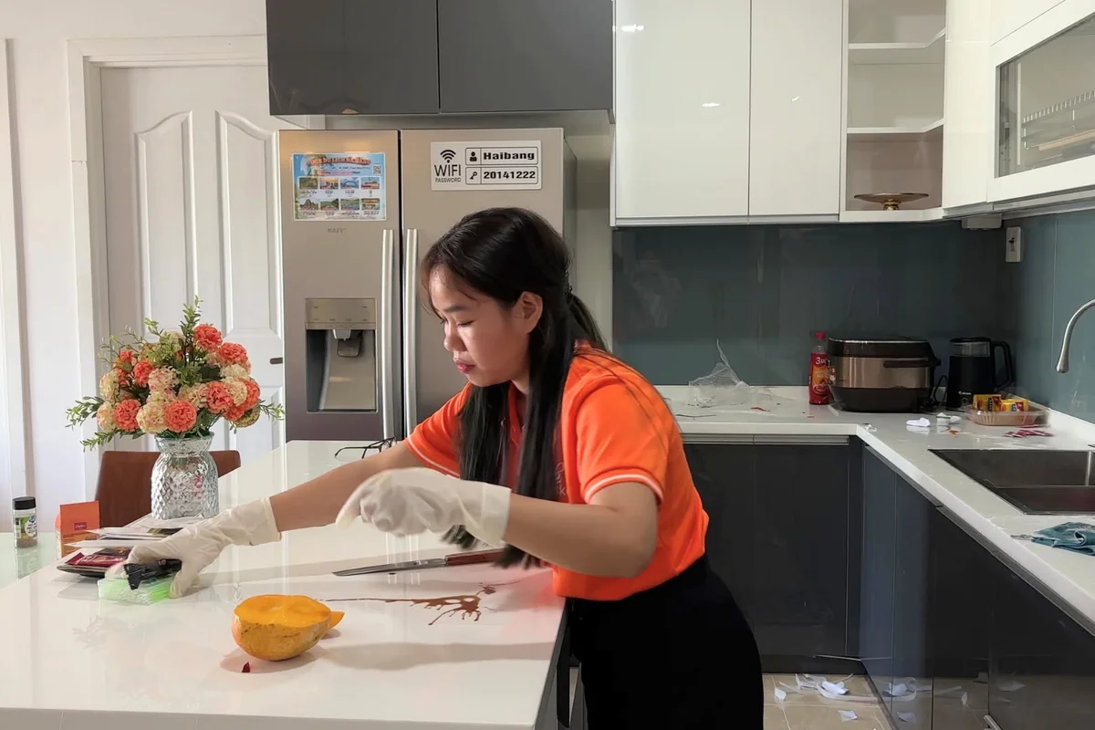 Tasker thực hiện công việc dọn dẹp tại nhà, minh họa nhu cầu thuê dịch vụ để giải phóng thời gian đang gia tăng trong nhịp sống đô thị.