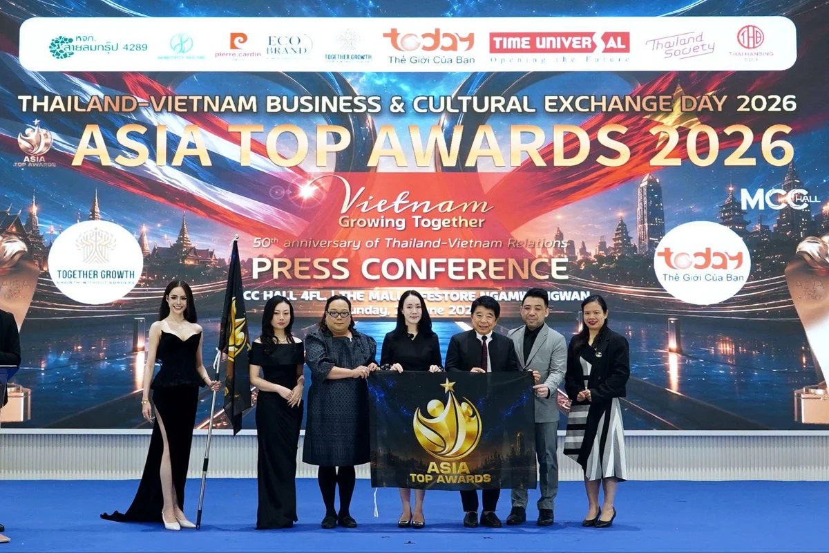 Ông Lâm Chí Thiện - Chủ tịch Hội đồng quản trị kiêm Tổng giám đốc Tập đoàn Quốc tế Truyền thông IMC, cùng ông Lâm Anthony - Giám đốc điều hành kênh TodayTV, đại diện phía Việt Nam tiếp nhận cờ đăng cai từ ban tổ chức Thái Lan vào 28/6/2026.