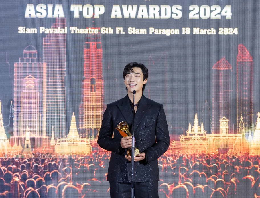Diễn viên Woo Do-hwan nhận giải “Nam diễn viên xuất sắc nhất” tại Asia Top Awards 2024.