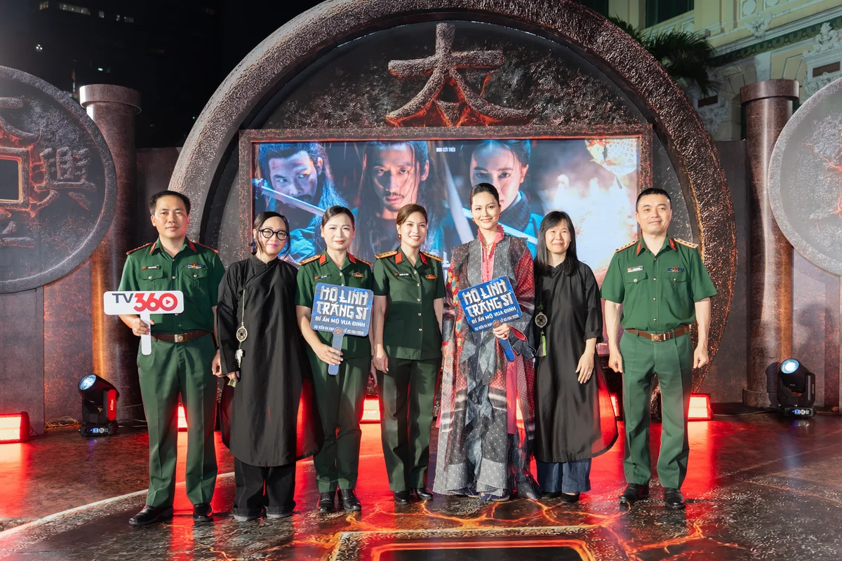 dai-dien-nha-san-xuat-bhd-va-tv360-chup-hinh-cung-dien-vien-do-thi-hai-yen20260416154659.jpg?rt=20260416160729
