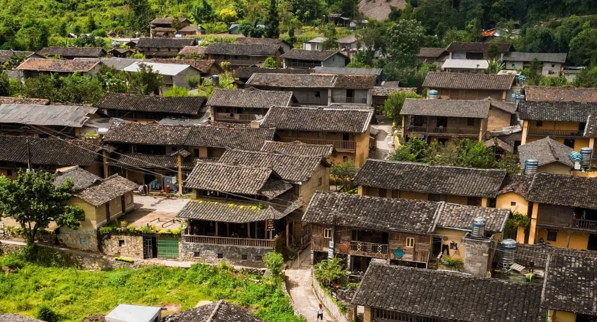 Làng Lùng Tám, Tuyên Quang là nơi lưu giữ nghề dệt lanh truyền thống hàng trăm năm của đồng bào dân tộc H’Mông, du lịch giúp làng nghề phát triển bền vững.