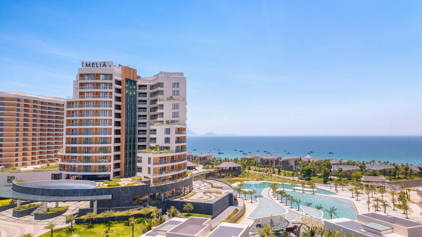 Toàn cảnh các khối nghỉ dưỡng, hồ bơi và cảnh quan mở ra phía biển tại Meliá Serenity Cam Ranh